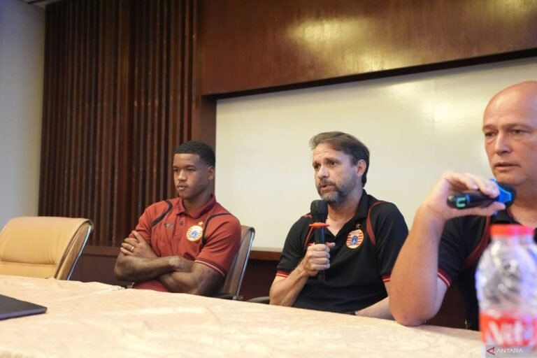 Berikut adalah beberapa alternatif judul untuk "Mauricio Souza nilai semua pemain Dewa United harus diwaspadai":

1. "Mauricio Souza: Semua Pemain Dewa United Patut Diwaspadai"
2. "Pandangan Mauricio Souza: Waspadai Kehebatan Setiap Pemain Dewa United"
3. "Mauricio Souza Mengingatkan: Pemain Dewa United Harus Jadi Perhatian Utama"
4. "Perhatian Khusus! Mauricio Souza Soroti Semua Pemain Dewa United"
5. "Penilaian Mauricio Souza: Waspadai Potensi Bahaya dari Pemain Dewa United