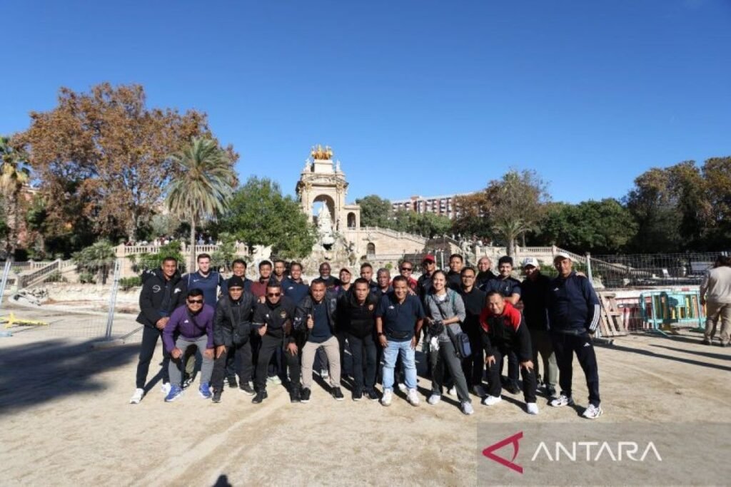 Berikut adalah beberapa alternatif judul untuk "Direktur Akademi EPA Super League Belajar dari Kampiun Eropa":

1. "Direktur Akademi EPA Super League: Menggali Pembelajaran dari Juara Eropa"
2. "Belajar dari Eropa: Perspektif Direktur Akademi EPA Super League"
3. "Strategi Juara: Apa yang Dipelajari Direktur Akademi EPA Super League dari Kampiun Eropa"
4. "Inovasi Akademi: Upaya Direktur EPA Super League Mengadaptasi Keberhasilan Eropa"
5. "Direktur Akademi Super League: Inspirasi dari Kesuksesan Klub Eropa"
6. "Membawa Pelajaran Juara Eropa ke dalam Akademi EPA Super League"
7. "Direktur Akademi EPA Super League: Memetik Hikmah dari Kampiun Eropa"
8. "Meneladani Keberhasilan Eropa: Pembelajaran untuk Direktur Akademi EPA Super League"
9. "Mengadopsi Formula Sukses: Direktur Akademi EPA Super League Menyerap Pengalaman Eropa"
10. "Direktur Akademi EPA Super League: Refleksi dan Belajar dari Kejayaan Eropa"

Silakan pilih atau modifikasi salah satu judul sesuai kebutuhan Anda!