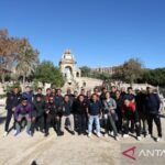 Berikut adalah beberapa alternatif judul untuk "Direktur Akademi EPA Super League Belajar dari Kampiun Eropa":

1. "Direktur Akademi EPA Super League: Menggali Pembelajaran dari Juara Eropa"
2. "Belajar dari Eropa: Perspektif Direktur Akademi EPA Super League"
3. "Strategi Juara: Apa yang Dipelajari Direktur Akademi EPA Super League dari Kampiun Eropa"
4. "Inovasi Akademi: Upaya Direktur EPA Super League Mengadaptasi Keberhasilan Eropa"
5. "Direktur Akademi Super League: Inspirasi dari Kesuksesan Klub Eropa"
6. "Membawa Pelajaran Juara Eropa ke dalam Akademi EPA Super League"
7. "Direktur Akademi EPA Super League: Memetik Hikmah dari Kampiun Eropa"
8. "Meneladani Keberhasilan Eropa: Pembelajaran untuk Direktur Akademi EPA Super League"
9. "Mengadopsi Formula Sukses: Direktur Akademi EPA Super League Menyerap Pengalaman Eropa"
10. "Direktur Akademi EPA Super League: Refleksi dan Belajar dari Kejayaan Eropa"

Silakan pilih atau modifikasi salah satu judul sesuai kebutuhan Anda!