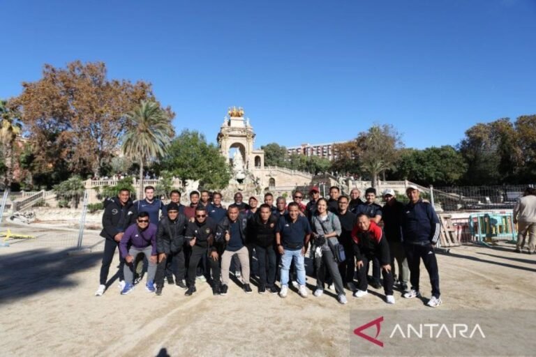 Berikut adalah beberapa alternatif judul untuk "Direktur Akademi EPA Super League Belajar dari Kampiun Eropa":

1. "Direktur Akademi EPA Super League: Menggali Pembelajaran dari Juara Eropa"
2. "Belajar dari Eropa: Perspektif Direktur Akademi EPA Super League"
3. "Strategi Juara: Apa yang Dipelajari Direktur Akademi EPA Super League dari Kampiun Eropa"
4. "Inovasi Akademi: Upaya Direktur EPA Super League Mengadaptasi Keberhasilan Eropa"
5. "Direktur Akademi Super League: Inspirasi dari Kesuksesan Klub Eropa"
6. "Membawa Pelajaran Juara Eropa ke dalam Akademi EPA Super League"
7. "Direktur Akademi EPA Super League: Memetik Hikmah dari Kampiun Eropa"
8. "Meneladani Keberhasilan Eropa: Pembelajaran untuk Direktur Akademi EPA Super League"
9. "Mengadopsi Formula Sukses: Direktur Akademi EPA Super League Menyerap Pengalaman Eropa"
10. "Direktur Akademi EPA Super League: Refleksi dan Belajar dari Kejayaan Eropa"

Silakan pilih atau modifikasi salah satu judul sesuai kebutuhan Anda!